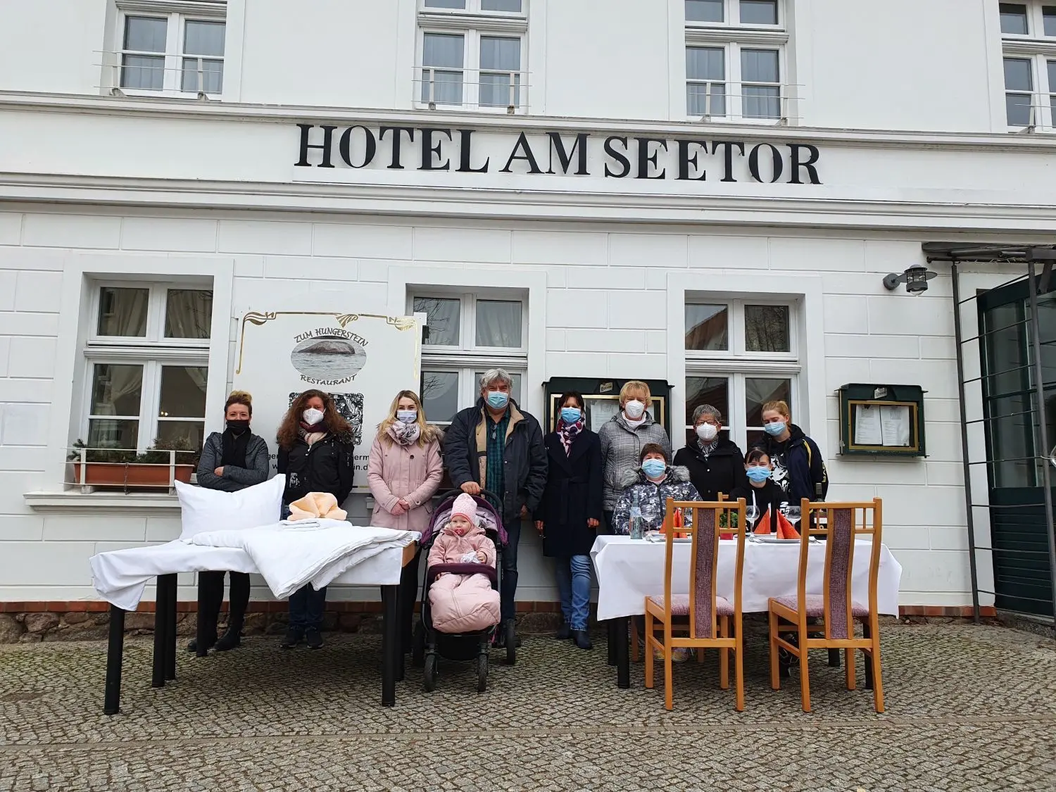 Stiller Protest: Das Hotel am Seetor in Angermünde beteiligt sich an der bundesweiten Protestaktion der Hotel- und Gastronomiebranche und stellte ein leeres Bett und einen gedeckten Tisch vor das Haus. Damit wollen sie auf die dramatische Situation durch den Corona-Lockdown aufmerksam machen.