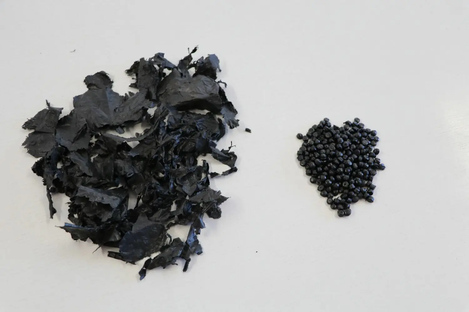 Aus den zerkleinerten Kunststoffflocken wird sogenanntes Regranulat hergestellt, das weiter verarbeitet werden kann.