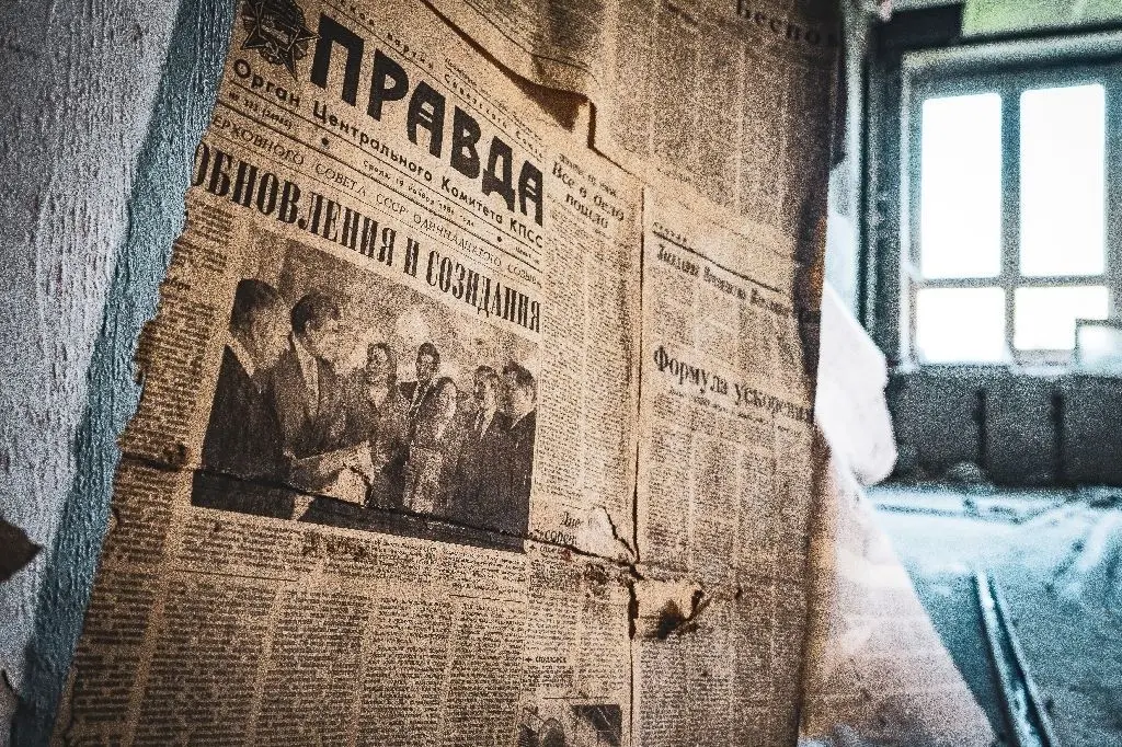 Reste alter russischer Zeitungen, Reste der Tapeten an der Wand. Die Vergangenheit des Machtzentrums verwittert.