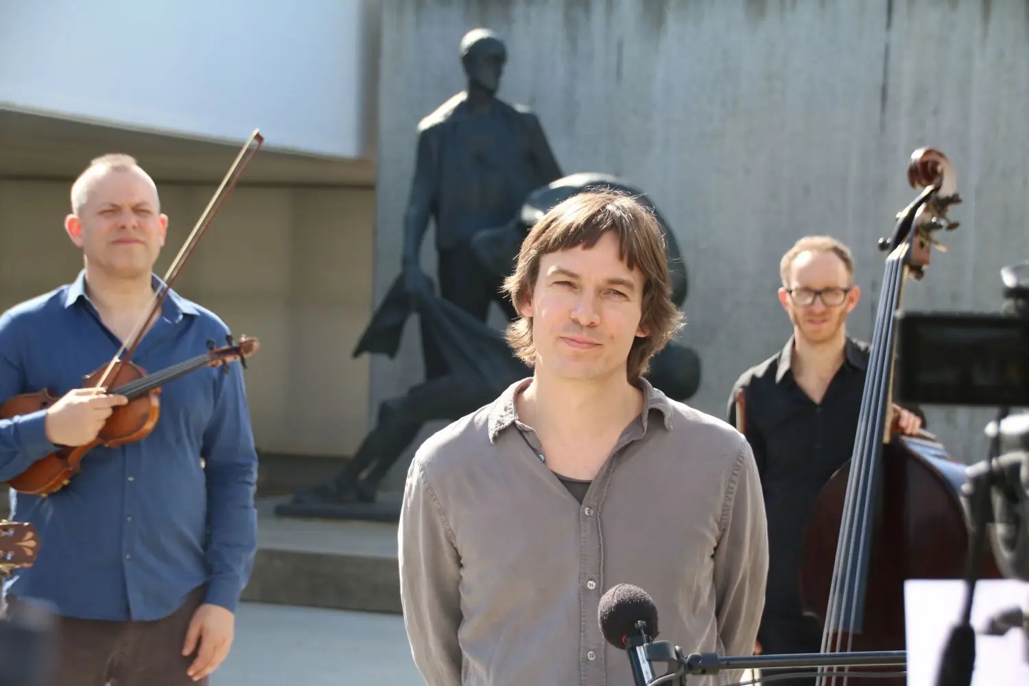 Das Moka Efti Orchestra mit Sänger Moritz Krämer nahm das 1933 von Häftlingen des Konzentrationslagers Börgermoor bei Papenburg im Emsland geschriebene Moorsoldatenlied auf. Das Video wird am 18. April zum 76. Jahrestag eingespielt und wird danach mit einem eigens aufgenommen Konzert der aus der Serie „Babylon Berlin“ bekannten Jazzband Moka Efti Orchestra online zu sehen und zu hören sein.