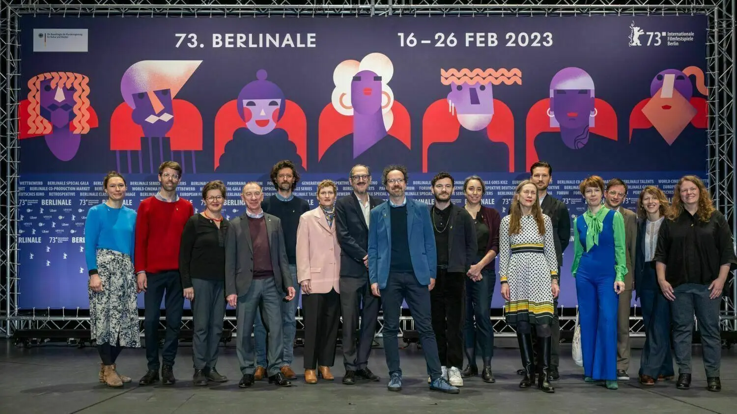 Das Leitungs-Duo der Berlinale, Mariette Rissenbeek (6.v.r.), Geschäftsführerin, und Carlo Chatrian (9.v.r.), künstlerischer Direktor, zusammen mit den Sektionsleitern des Festivals auf der Bühne. Die Berlinale dauert vom 16. bis zum 26. Februar 2023.