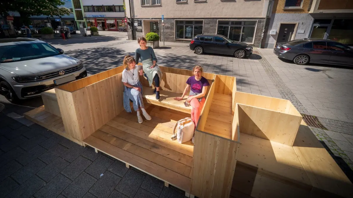 Probe sitzen auf dem ersten Parklet in Ulm. Fünf mehr davon sind das Ziel der Lokalen Agenda-Gruppe.
Städtische Holzmöbel in der Dreikönigsgasse