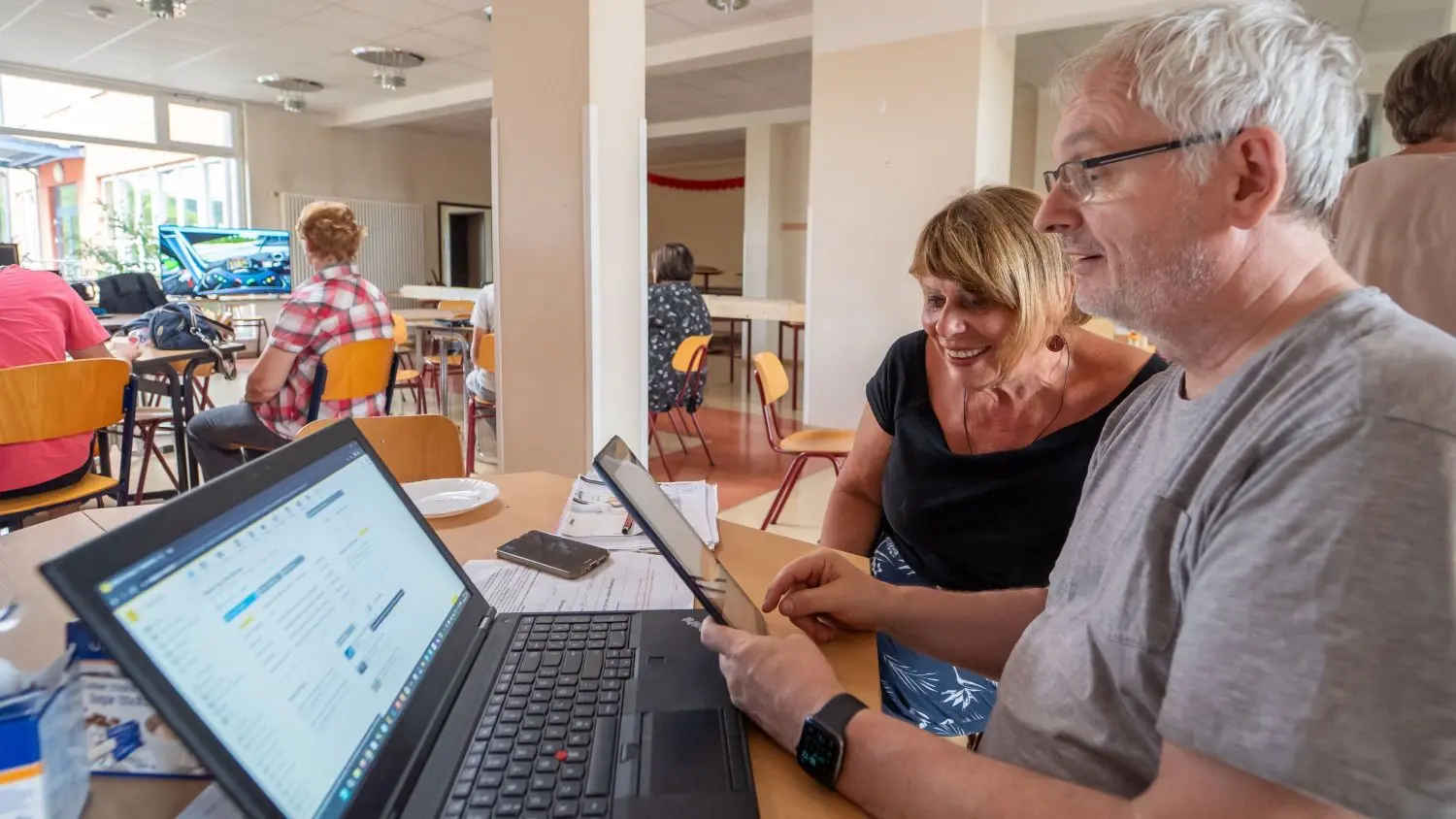 Sven Ketel versucht, Jutta Berger bei einem Problem bei ihrem Email-Account zu helfen.