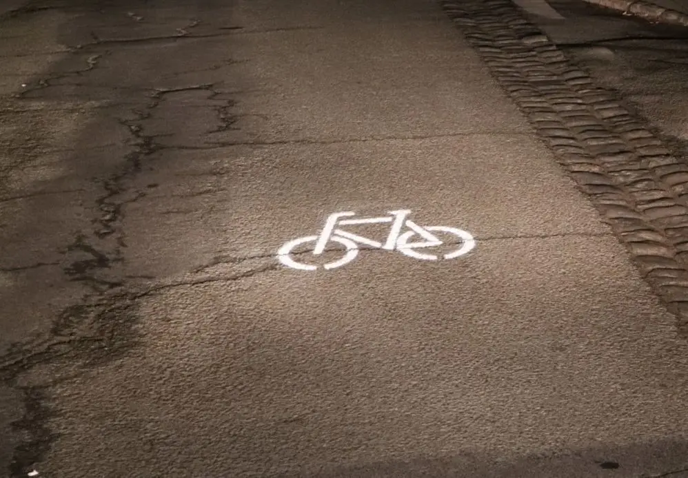 In der Nacht zu Montag haben Radfahrer-Aktivisten ohne Genehmigung Piktogramme an gefährlichen Stellen in Oberhavel gesprüht. Ihr Ziel: Mehr Sicherheit für Radfahrende.