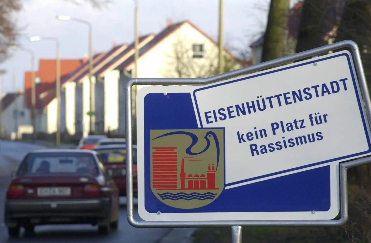 Im Jahr 2000 wurden in Eisenhüttenstadt mehrere Schilder mit dem Stadtwappen und der Aufschrift „Eisenhüttenstadt – kein Platz für Rassismus“ an Ortseingängen angebracht (Archivbild). Die Stadt beteiligte sich an der Aktion „Courage - SOS Rassismus“, welche die Anregung zu den Schildern gab. Die Schilder sind längst verschwunden, aber nun wurde wieder an die Aktion erinnert.