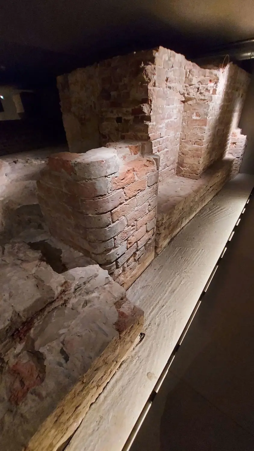 Blieb erhalten: Dieser aus der Schlossmauer ragende Stützpfeiler stammt noch vom Dominikanerkloster Cölln.