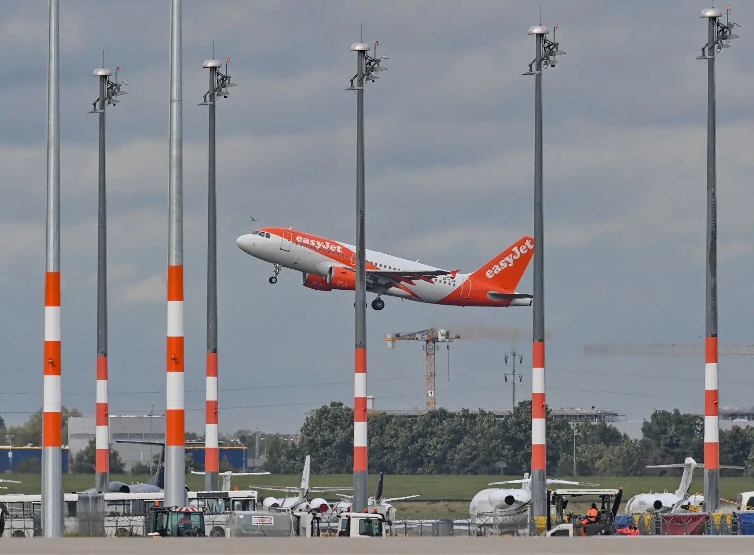 Ein Passagierflugzeug der britischen Fluggesellschaft EasyJet startet vor dem Vorfeld am Flughafen Berlin Brandenburg.