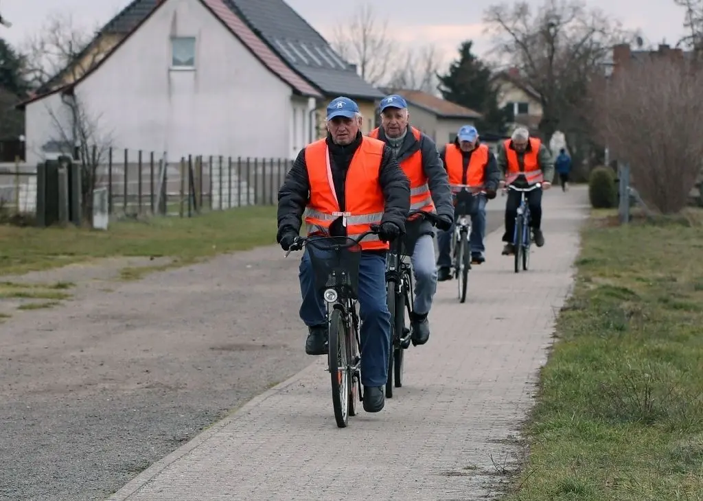 Beschließen das Läuferfeld: Einige Streckenposten radeln nach dem letzten Starter gemeinsam ins Ziel.