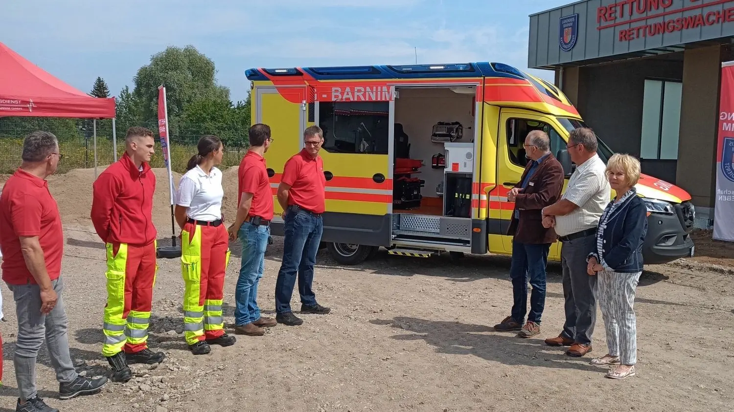Schlüsselübergabe für den neuen Rettungstransportwagen in Finowfurt. Links Mitarbeiter des Rettungsdienstes, Landrat Daniel Kurth (braune Jacke) und Dirk und Ingrid Lengacker.