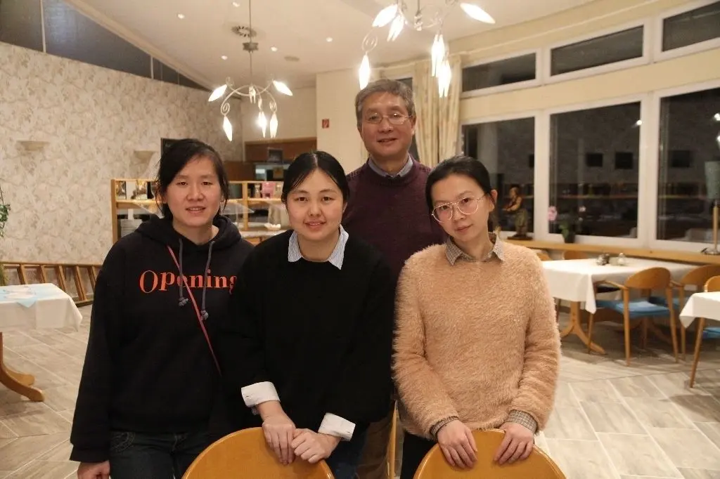 Willkommen in Falkenhagen: Chao Zhang, neuer Betreiber vom Seehotel „Luisenhof“, hier mit seinen Service-Mitarbeitern im Panda-Restaurant, stellte am Donnerstagabend sein Konzept für das Haus der Gemeindevertretung vor, die dafür bewusst im Hotel tagte.