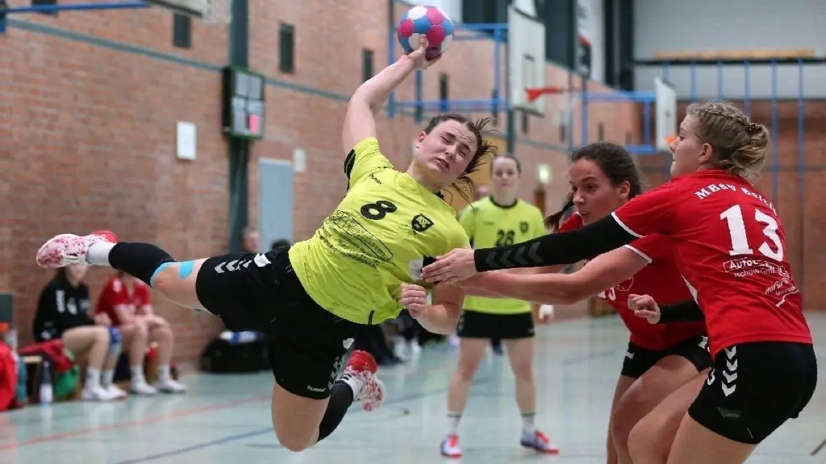 Frankfurts siebenfache Torschützin Beatrice Zacharias fliegt an ihren Belziger Gegenspielerinnen nur so vorbei, hinten beobachtet ihre Schwester Annekathrin Lodtka das Geschehen.
Frankfurt an der Oder, Frauen Handball BRB-Liga HSC 2000 - Belzig, Beatrice Zacharias fliegt am Gegner nur so vorbei
, hinten beobachtet Schwester Annekathrin Lodtka
foto benk 25.01.2020