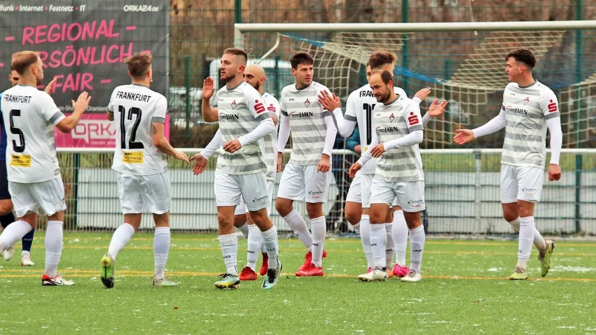Torjubel beim Verfolger des Ersten: Mit dem Rückenwind des Sieges beim Oranienburger FC Eintracht wäre es für den 1. FC Frankfurt (in Weiß) in den kommenden Spieltag gegangen. Doch das Duell beim Tabellenersten der Brandenburgliga in Ahrensfelde wird ausfallen, und nicht nur dieses.
Brandenburgliga: Oranienburg - Frankfurt 0:3, Siegjubel bei Frankfurt