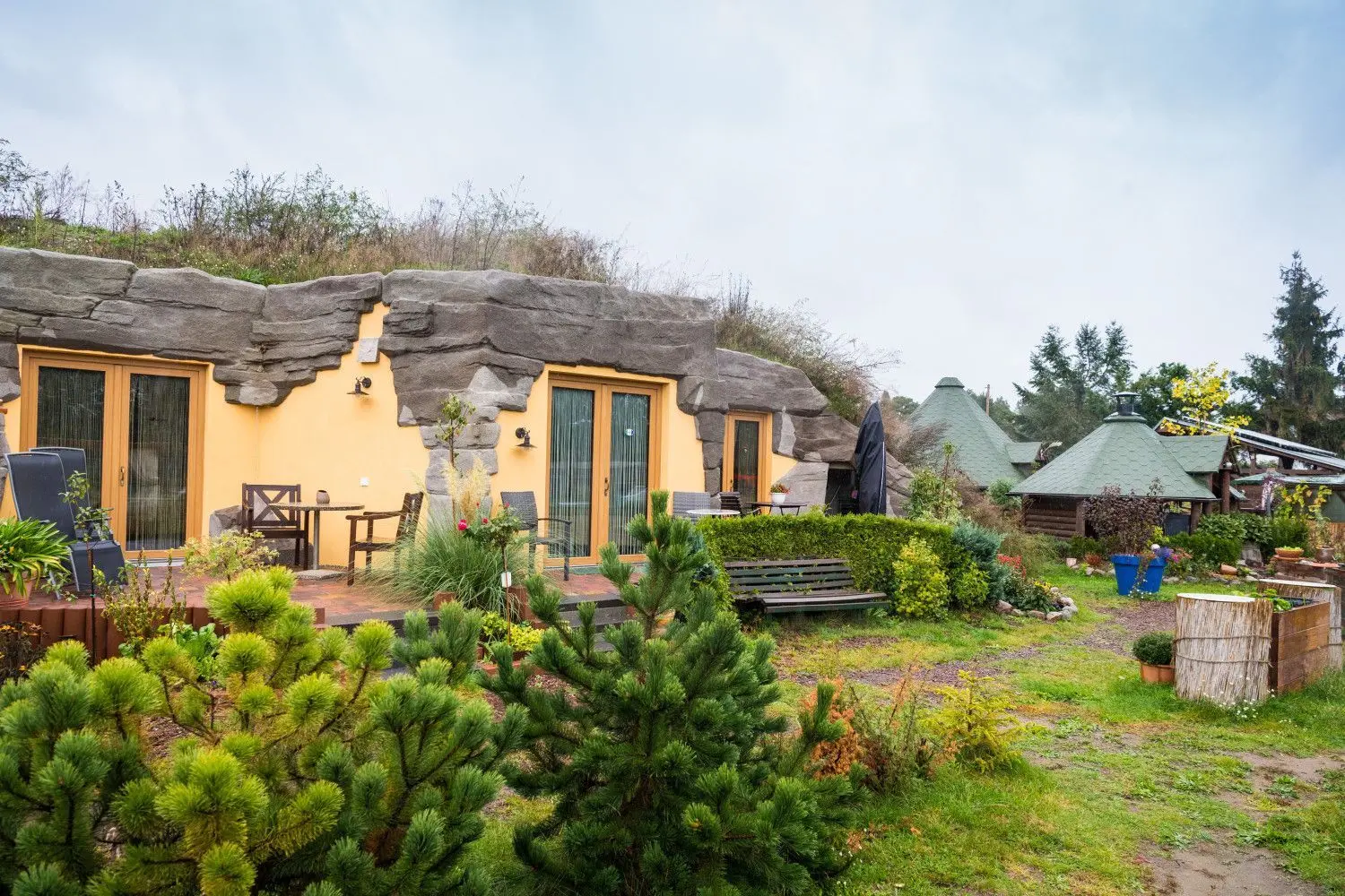 Ein völlig neues Erlebnis bietet seit diesem Jahr Familie Radow in Groß Schönebeck (Barnim), die sich ein Erdhaus mit drei Ferienappartements hat bauen lassen.