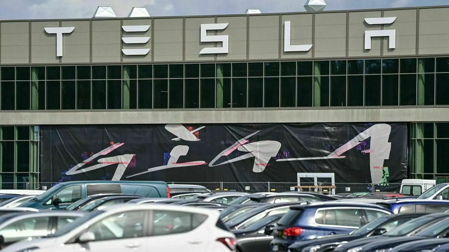 Der Haupteingang zur Fabrik der Tesla Gigafactory Berlin Brandenburg. Tesla will weitere Bäume fällen, um die nächste Ausbaustufe beginnen zu können. (Symbolbild)