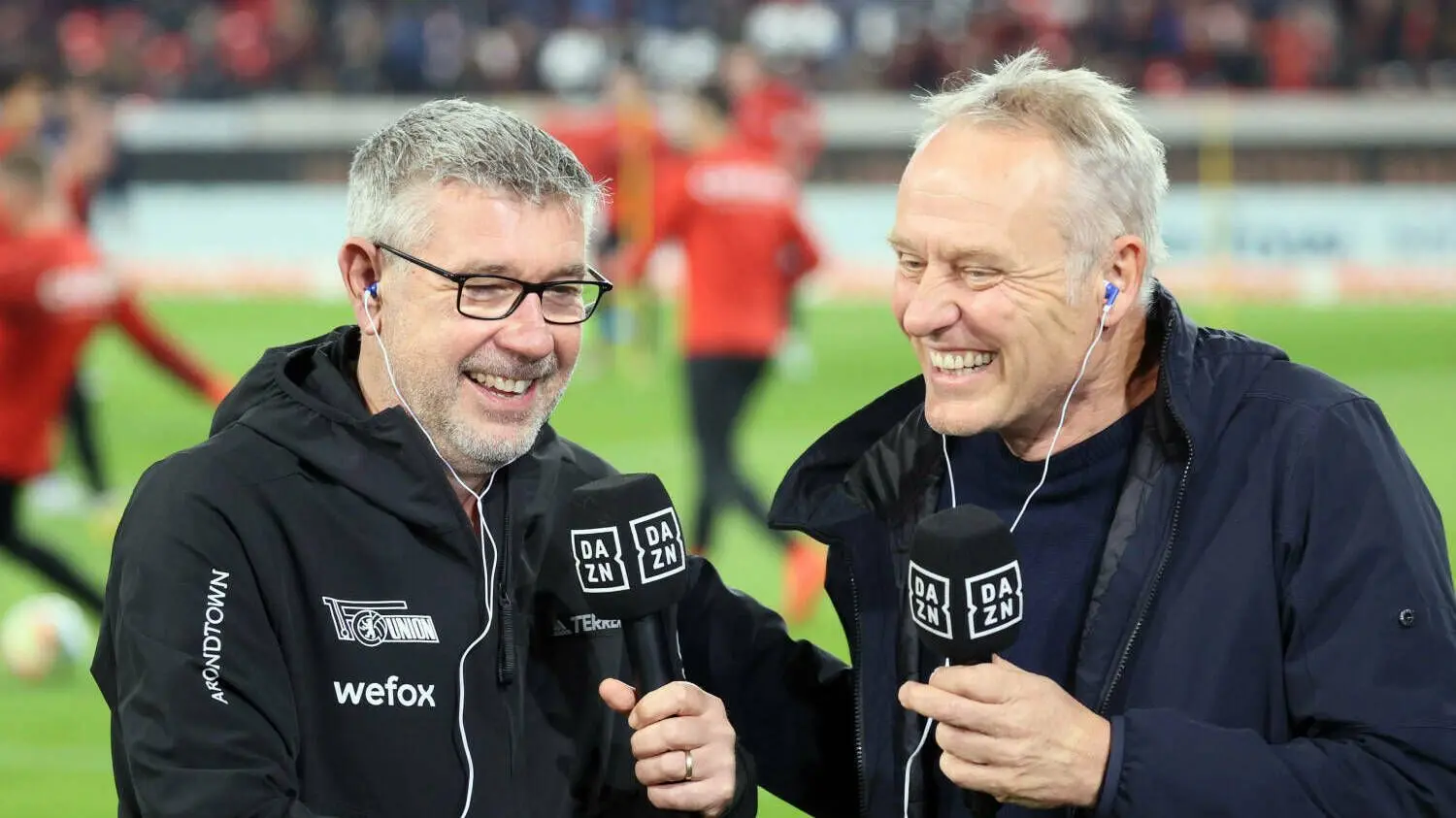 Urs Fischer (links) von Union Berlin und Freiburgs Christian Streich sind die beiden dienstältesten Trainer in der Fußball-Bundesliga.