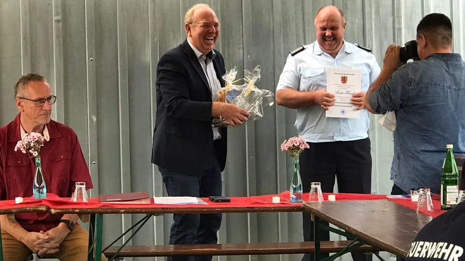 Große Freude in Löwenberg: André Haack wird als Gemeindebrandmeister bestätigt, es gratuliert Bürgermeister Bernd-Christian Schneck.