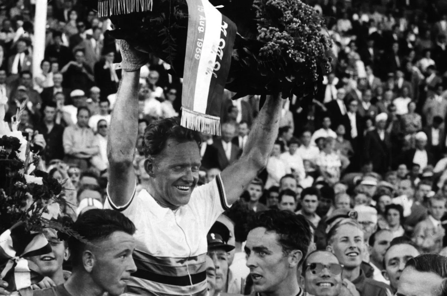 Sogar gegen Täve Schur fuhr der Jubilar aus Eisenhüttenstadt: Auf dem Bild ist der 28-jährige Gustav-Adolf Schur im Jahr 1959 zu sehen, glücksstrahlend mit dem großen Siegerkranz des Straßenweltmeisters der Radamateure.