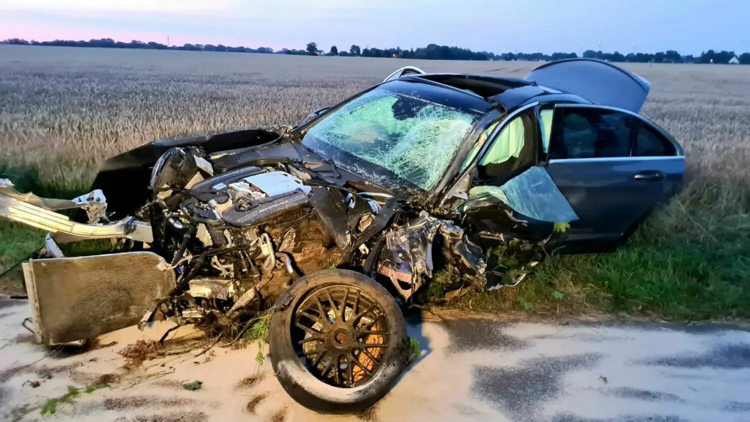 Der Mercedes wurde bei dem Horror-Unfall auf der B96a total zerstört.