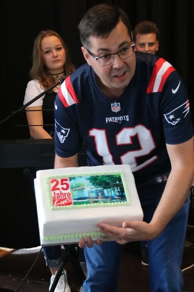 Süßes zum Jubiläum: Daniel Langhoff brachte eine Torte mit.