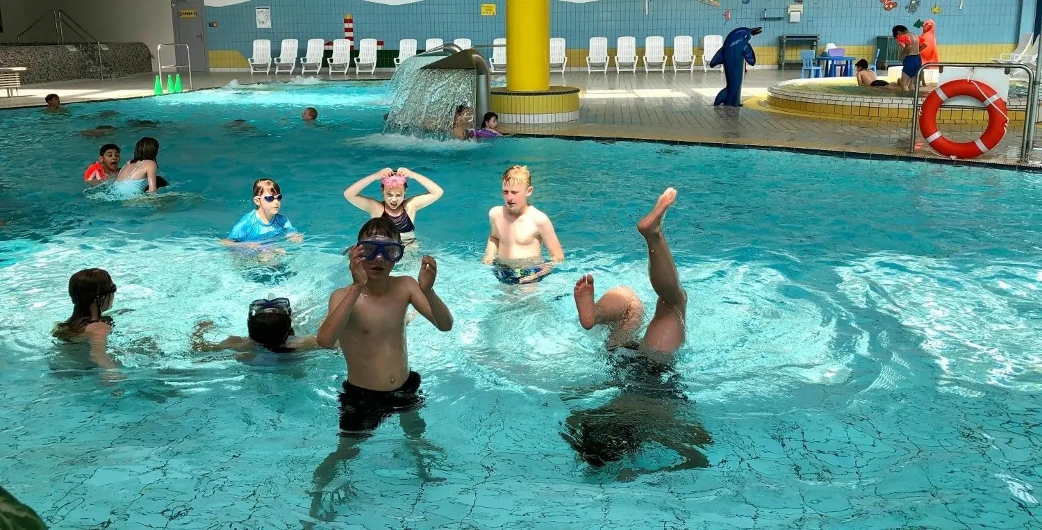 Abtauchen im Inselbad: Für 25 Kinder aus der Grundschule Seelow ging es täglich mehrere Stunden ins Wasser in Eisenhüttenstadt. Mit Erfolg!