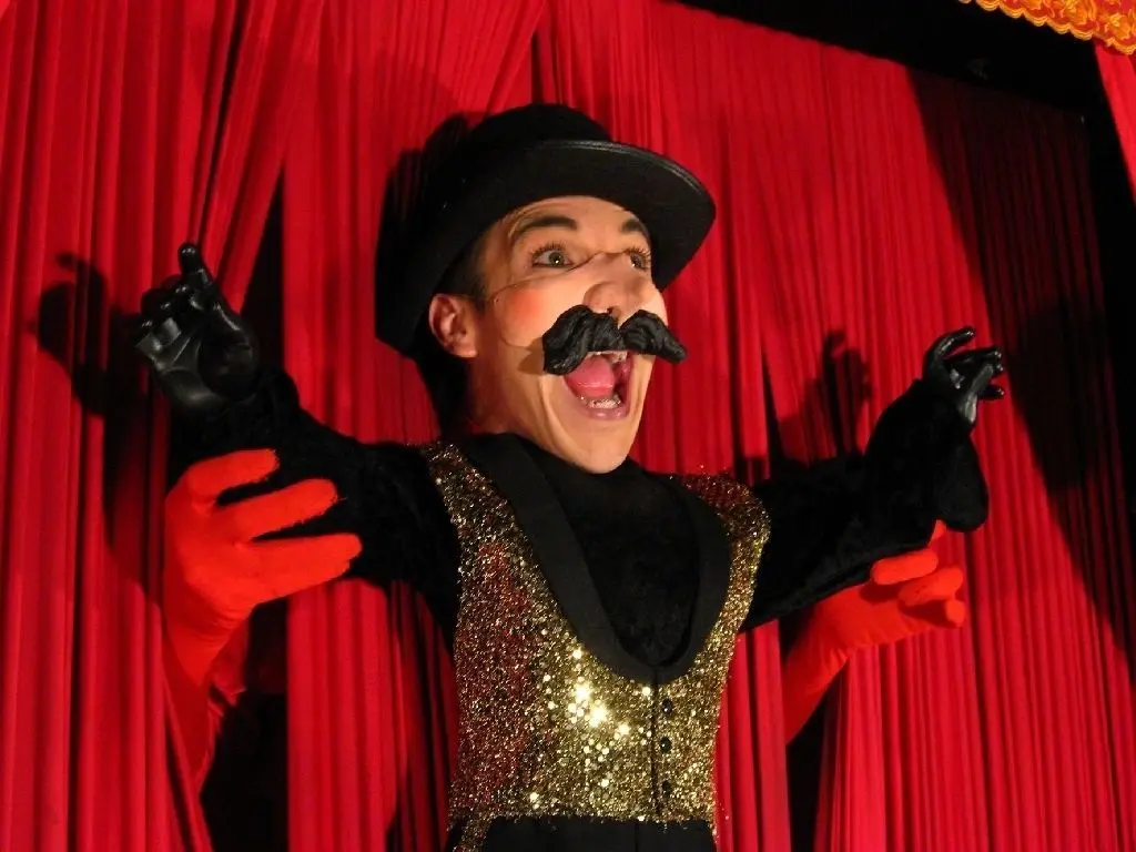 Rasante Komik: Die Schauspieler der spanischen Truppe Trukitrek arbeiten in ihrem Stück "Jukebox" mit Kaukautzky-Puppen.