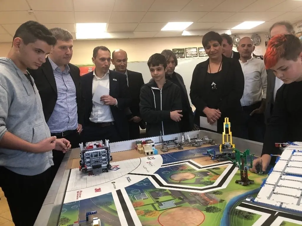 Auch in der Atit-Junior-Highschool gibt es eine Roboter-AG, die ihre Entwicklungen präsentierte. Nach dem Besuch der beiden Schulen fuhr die Delegation zu einer Gedenkstätte für die Opfer eines Bombenanschlags vor genau 25 Jahren bei Kfar Yona.