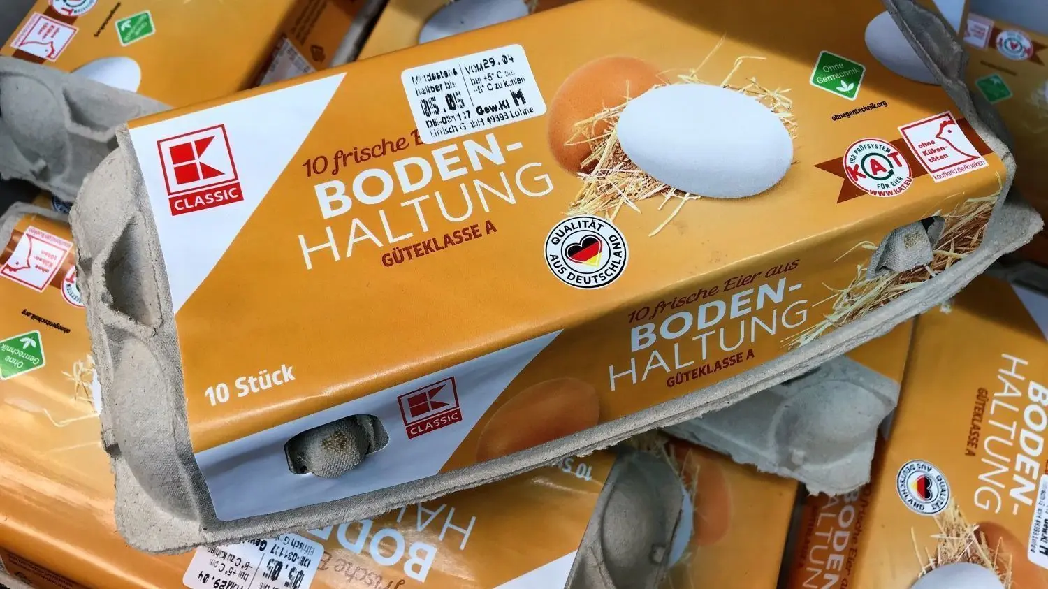 Auch Eier kosten inzwischen immer mehr: Der Preis für Eier der Größe M aus Bodenhaltung ist sowohl im Discounter als auch im Supermarkt seit Mitte Februar um knapp 18 Prozent gestiegen.