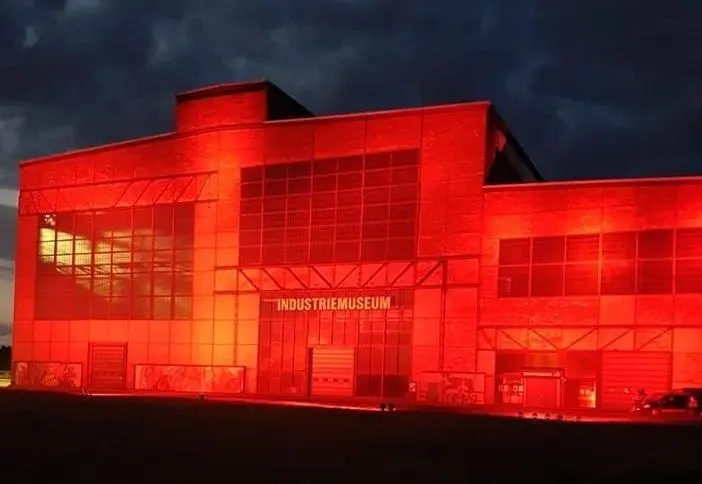Das Industriemuseum gab ganz in Rot ein eindrucksvolles Bild.