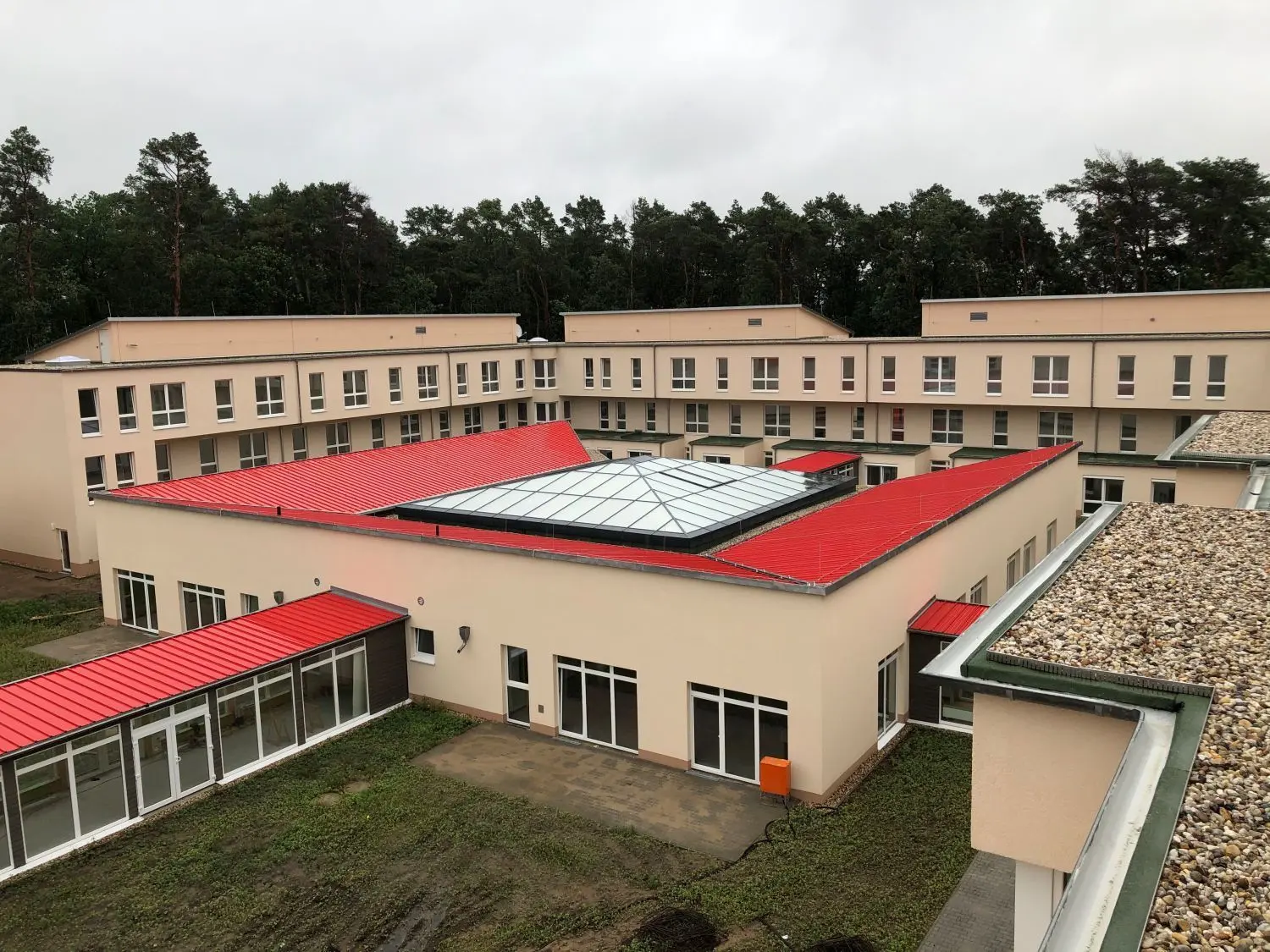 Fast fertig: die künftige Kindernachsorgeklinik Strausberg mit Unterkünften (im Hintergrund) und Kita-/Schultrakt