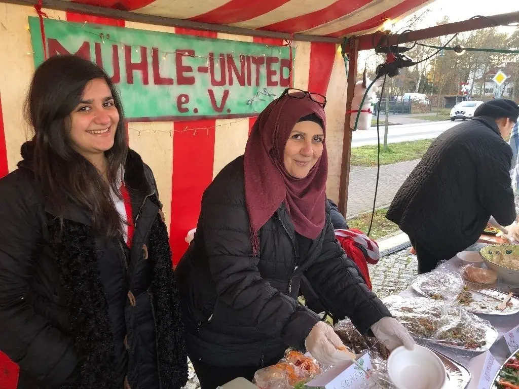 Syrische Spezialitäten servierten Samar Ghareb und ihre Tochter Sahhar Anin auf dem Schildower Adventsmarkt.