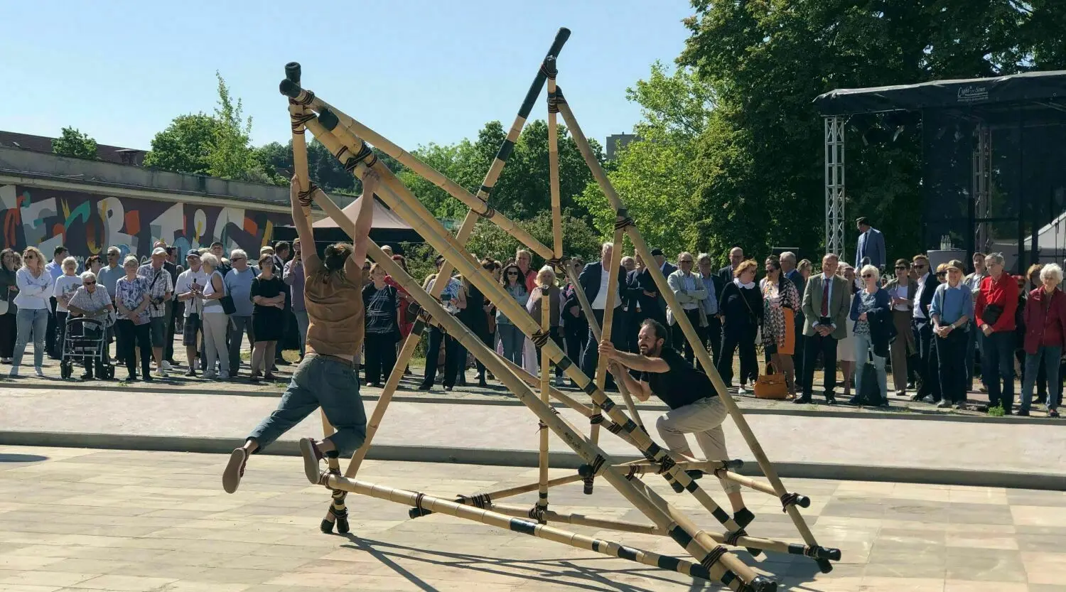 Urban-Dance-Performance mit 101 Concrete bei der Kulturland-Eröffnung auf dem Platz der Jugend in Eisenhüttenstadt