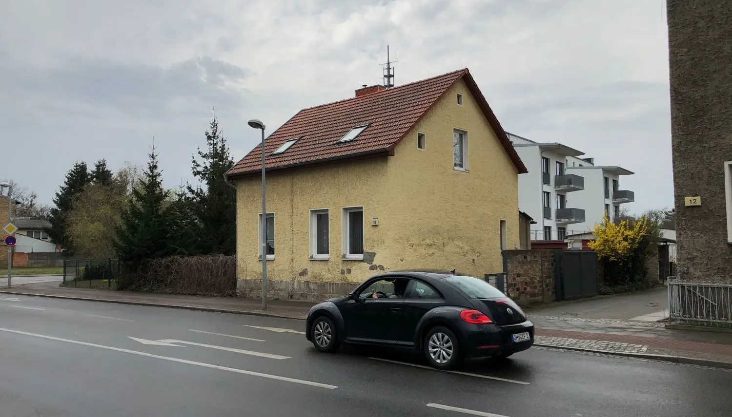 Noch steht dieses Haus an der Fabrikstraße dem Neubauprojekt im Wege. Bauherr Rolf Alexander Winde hat sich mit dem Besitzer über den Abriss des Gebäudes und den Kauf des Grundstücks bereits geeinigt. Bis Ende 2023 sollen hier Seniorenwohnungen entstehen, darunter auch solche mit Rundum-Betreuung.
