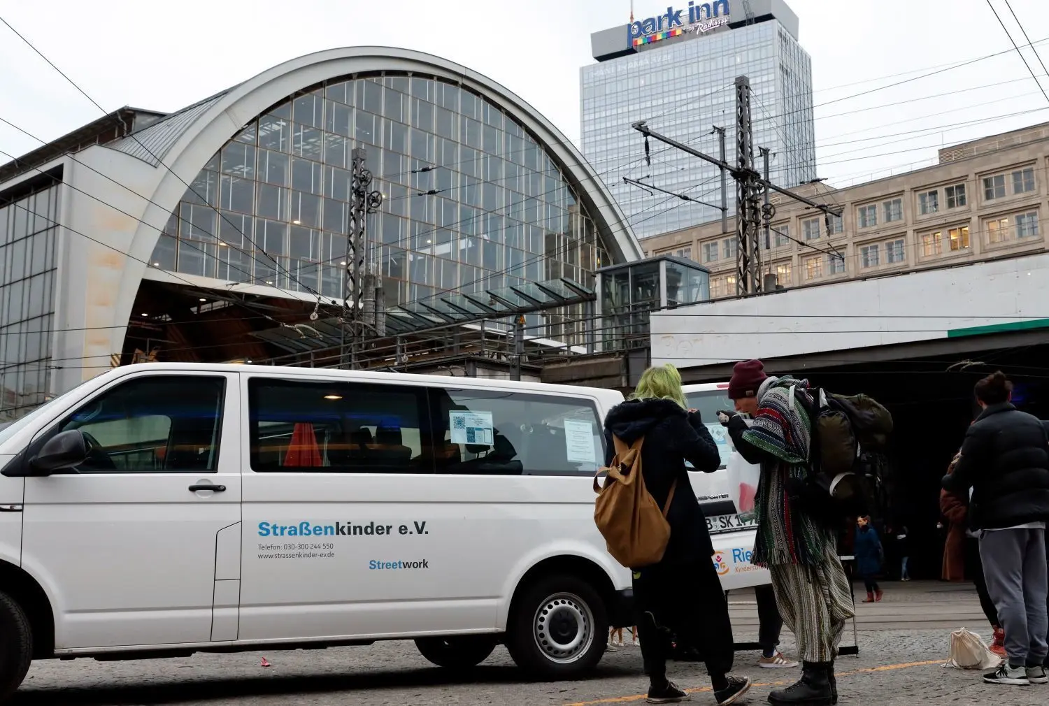 Zugiger Ort, warme Mahlzeit: Mittwochs und freitags gibt der Verein auf dem Alexanderplatz Essen an Straßenkinder aus.