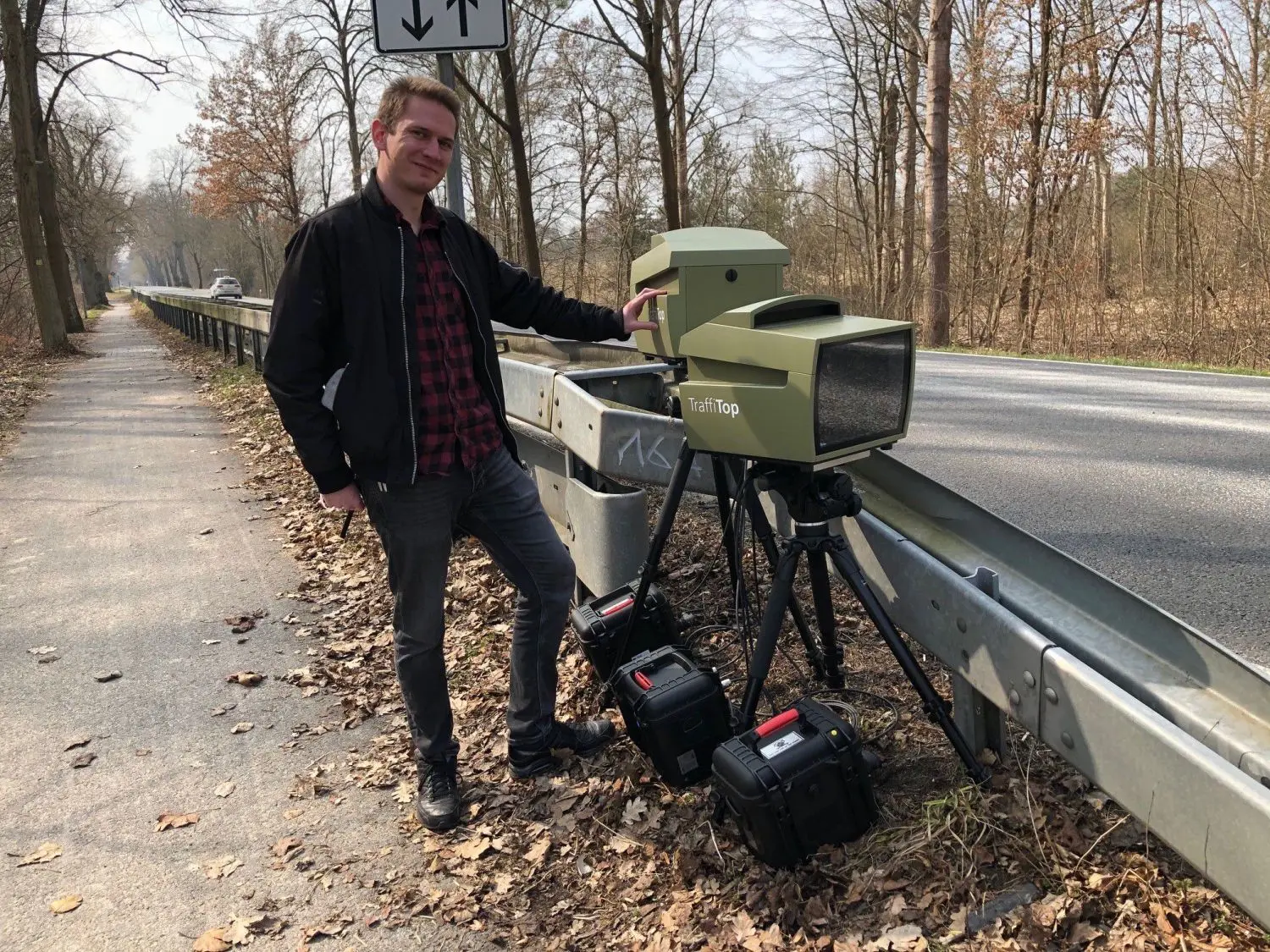 Blitzschnell: Steffen Schmidt von der Firma Jenoptik Robot zeigt in Sandkrug das neue Blitzergerät Traffistar S 350, das der Landkreis Barnim gekauft hat. Damit lassen sich nun auch Motorräder einfangen.