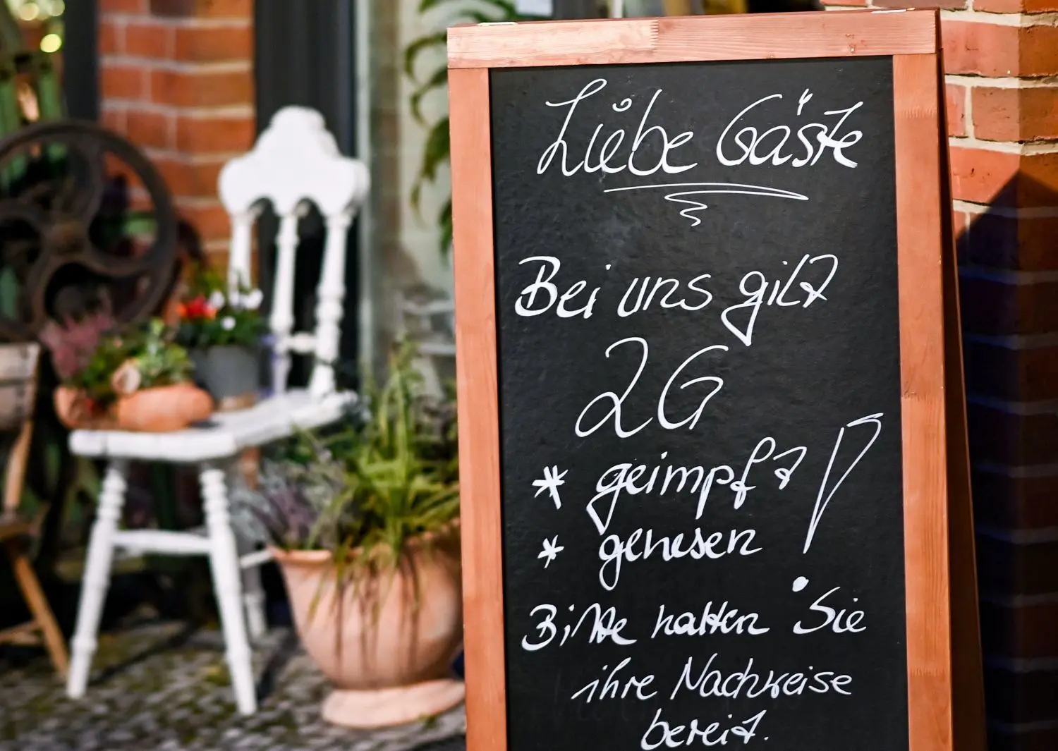 Ein Schild vor einem Cafe in Beelitz weist auf die 2G-Regeln hin. Auch die Appelle, Kontakte zu reduzieren, führen zu massiven Umsatzeinbrüchen in der Gastronomie in Brandenburg. Welche Hilfen erhalten die Betriebe? Und was ist mit den Schausteller-Gewerbe?