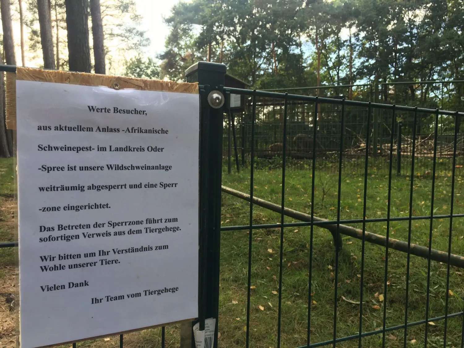 Hinweise des Tiergeheges Eisenhüttenstadt an einem abgesperrten Weg