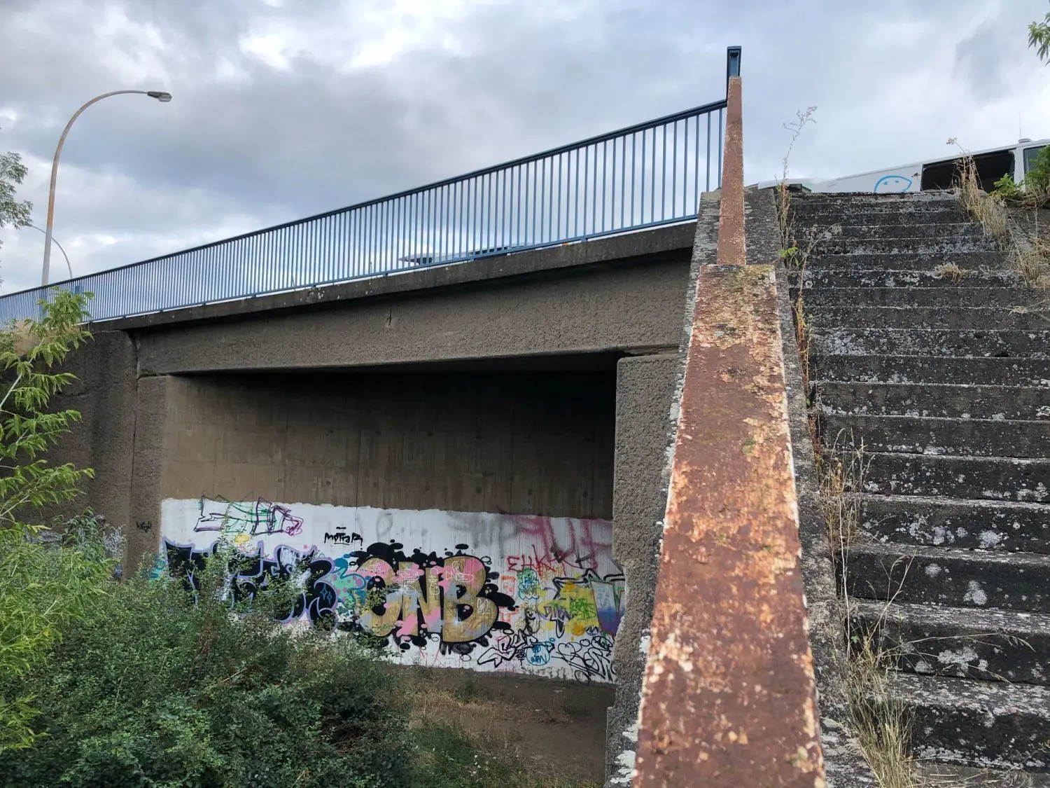 Diese Brücke bei Eisenhüttenstadt, die Bestandteil der B112 ist, wird abgerissen und durch einen Straßendamm ersetzt. Es kommt zu einer mehrmonatigen Sperrung.