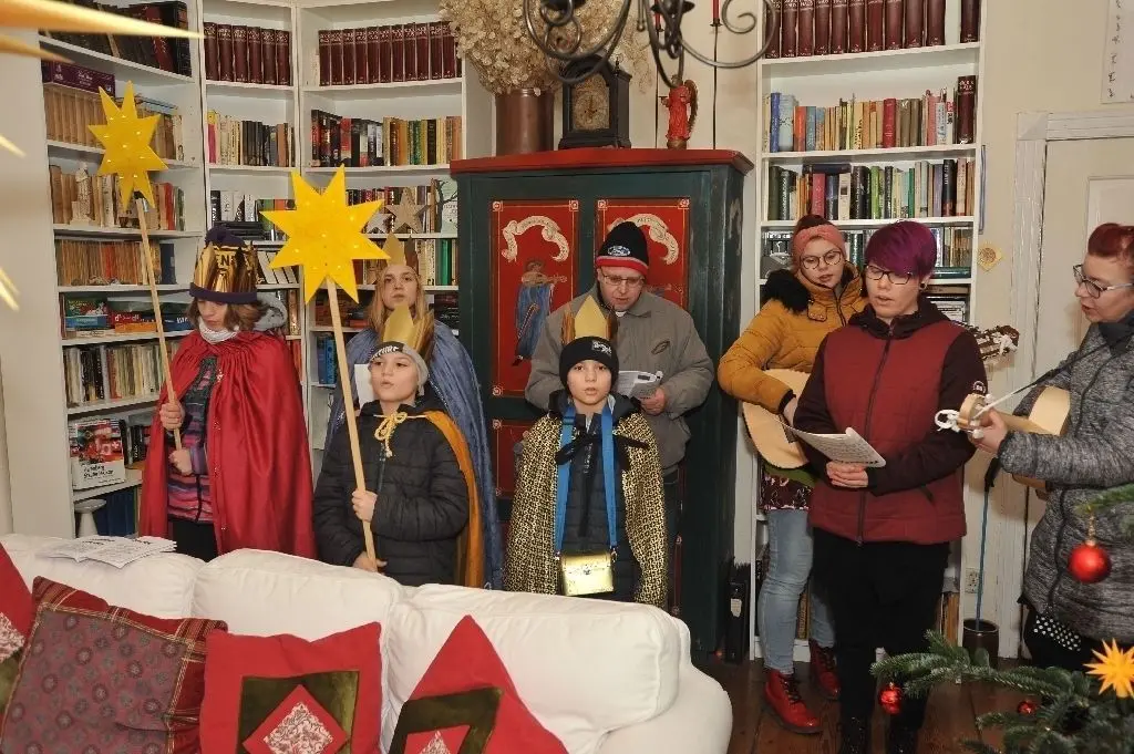 Selige Stimmen: Die gekrönten Kinder der Caritas-Wohngemeinschaften sangen dem erfreuten Pfarrer Michael Heise aus Schönermark in seinem Wohnzimmer ganze vier weihnachtliche Ständchen.