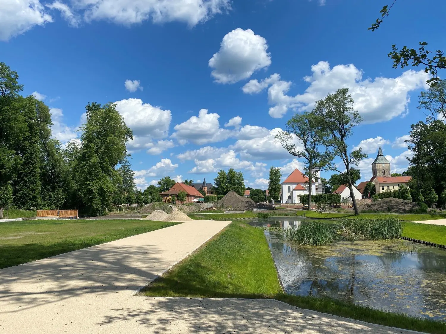 Wege entlang des Kreuzteichs im Schlossgarten.
