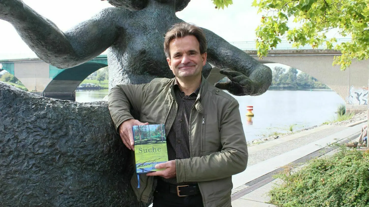 Der in Schwedt geborene Autor Mike Kauschke mit seinem Buch "Auf der Suche nach der verlorenen Welt"
