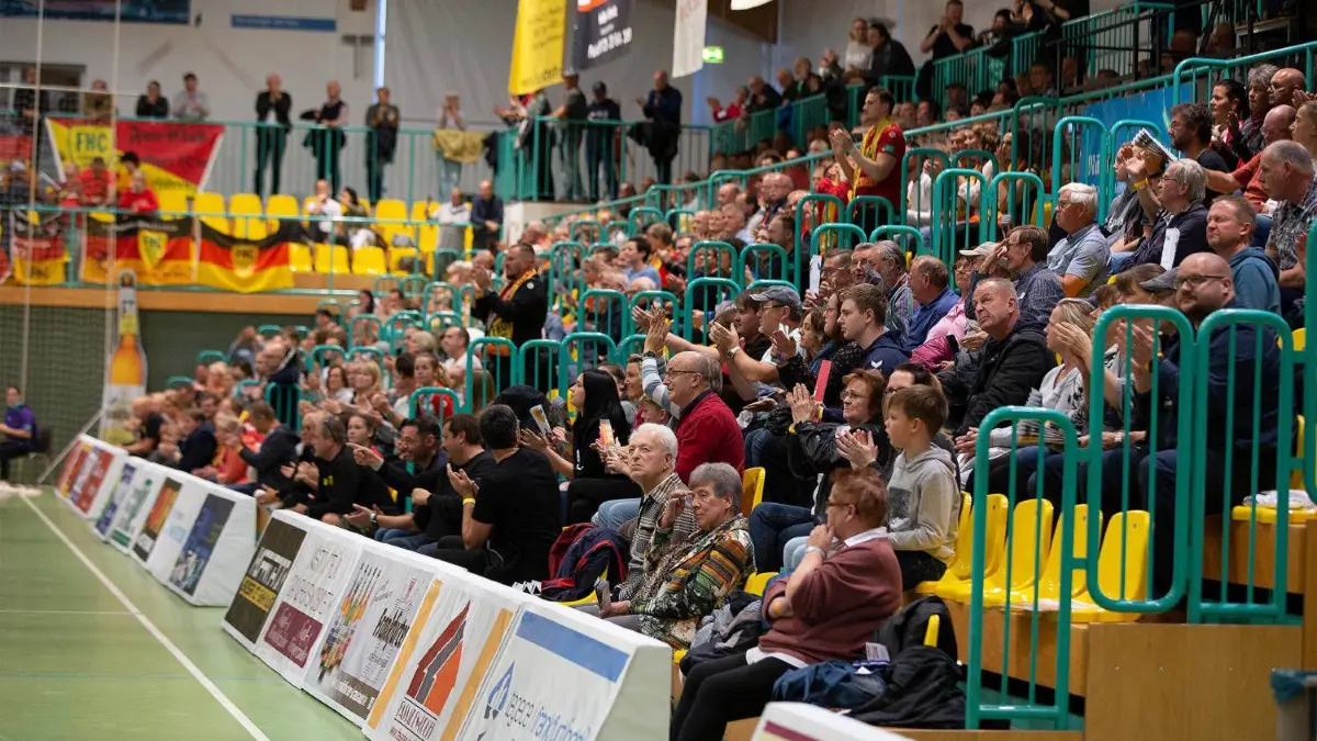 Gut besucht: Der Frankfurter HC musste im Heimspiel gegen den HC Roedertal vor 1135 Zuschauern im Spitzenspiel der 3. Liga Ende Oktober die erste Niederlage hinnehmen. Am Sonnabend präsentieren sich die Berliner vom Verein Pfeffersport in der Brandenburghalle. Allerdings wird wegen der pandemischen Situation diese Partie ohne Zuschauer ausgetragen. Der FHC arbeitet mit Hochdruck an der Realisierung eines Livestreams.
Frankfurt Oder, 30.10.2021 - Handball - 3. Bundesliga Frauen - Staffel B 2021/22 Frankfurter HC vs HC Roedertal 30:35 Vor 1100 Zuschauern mußte der Frankfurter HC im Spitzenspiel gegen den Tabellenfuehrer die erste Niederlage in dieser Punktspielserie hinnehmen. 1135 Zuschauer in der Brandenburghalle sorgten für beste Stimmung. *** Frankfurt Oder , 30 10 2021 Handball 3 Bundesliga Frauen Staffel B 2021 22 Frankfurter HC vs HC Roedertal 30 35 In front of 1100 spectators the Frankfurter HC had to accept the first defeat in this series in the top match against the leader of the table 1135 spectators in the Brandenburghalle provided for best atmosphere