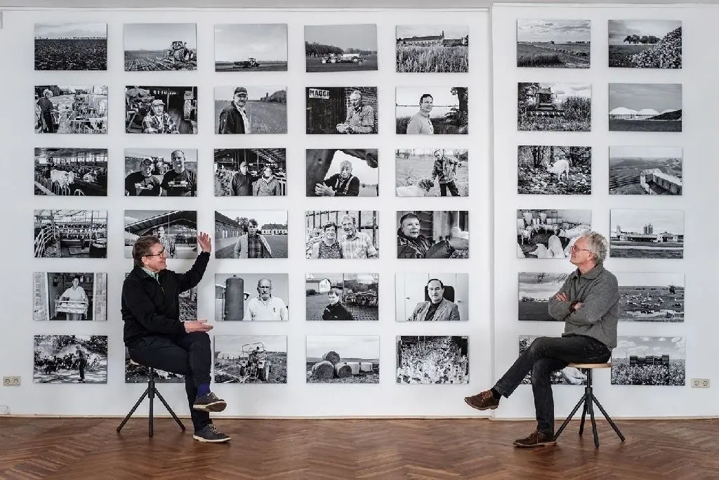 Vor einer der beiden Fotowände: Ulrich Seifert-Stühr und Stefan Schick (r.) im Schloss Altranft, das Teil des Oderbruch-Museums ist.