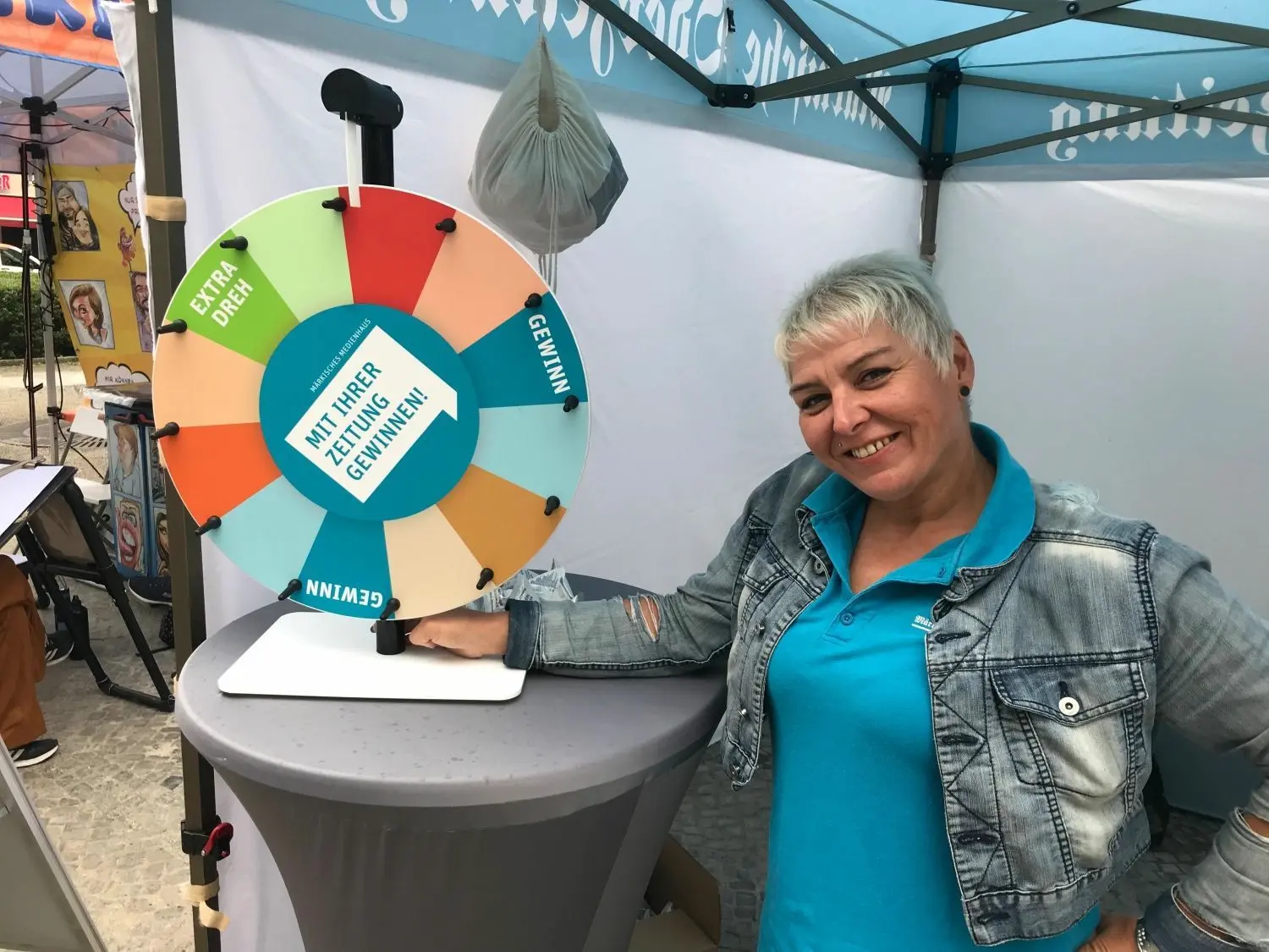 Auch dabei - die MOZ: Verlagsrepräsentantin Sandra Kantwerk-Puhl am Stand in der Mühlenstraße