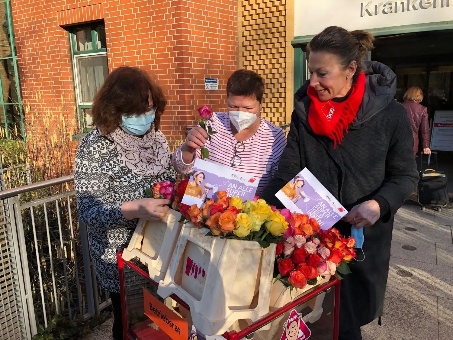 Gratulation mit Kampfansage: Susanne Maron und Ursula Kregel vom Betriebsrat des Werner-Forßmann-Krankenhauses und Evelyn Berger, Regionsgeschäftsführerin des DGB Ostbrandenburg (von links), bereiten die Übergabe der Rosen an die weiblichen Beschäftigten vor.