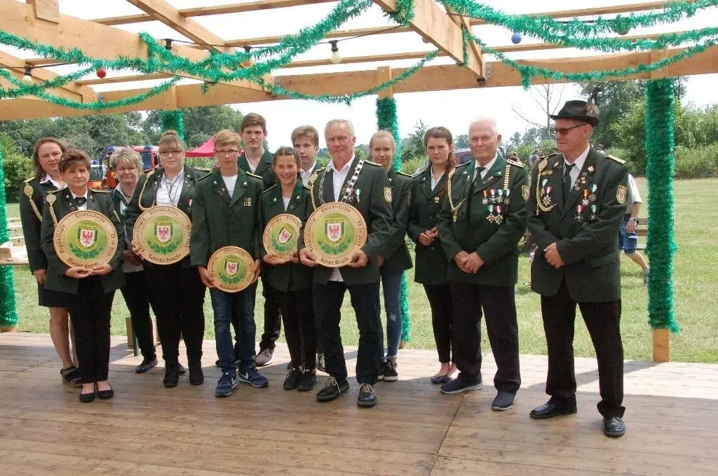Gewürdigt: Vogel- und Schützenkönige des Schützenvereins  Schiffmühle beim Schützen- und Dorffest.