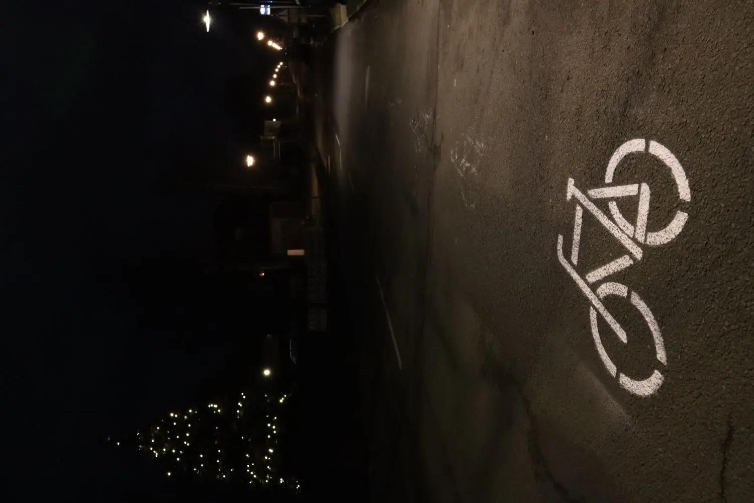 Auf den ersten Blick unscheinbar, doch die Botschaft ist klar: hier fahren Radfahrer!