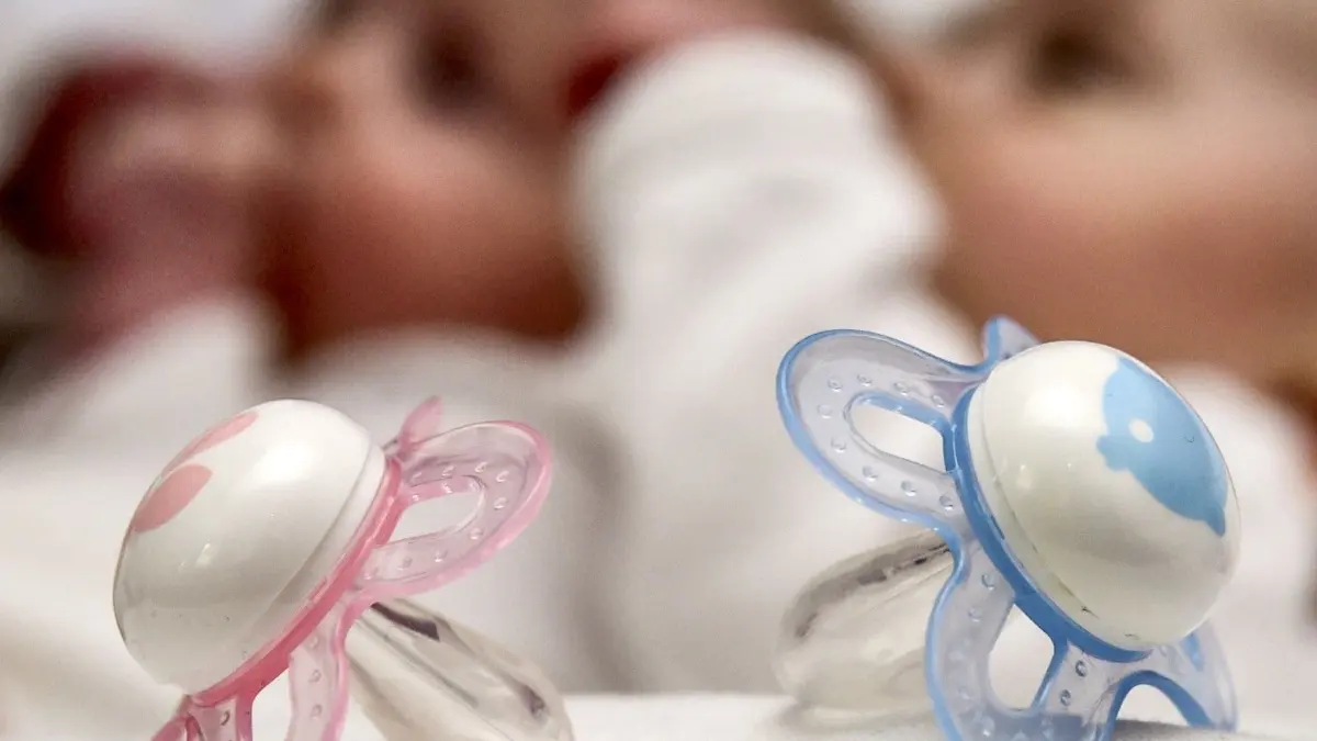 662 Kinder kamen 2020 im Forßmann-Krankenhaus Eberswalde zur Welt: 301 Mädchen und 361 Jungen. Mehr aber noch profitiert Eberswalde vom Zuzug.
ARCHIV - Rosa und blaue Nuckel für ein Mädchen und einen Jungen, aufgenommen in einem Babybettchen in Frankfurt (Oder) (Brandenburg) am 14.04.2015. Das Statistische Bundesamt veröffentlicht am 30.06.2016 die vorläufigen Ergebnisse der Geburten, Sterbefälle und Eheschließungen im Jahr 2015. Foto: Patrick Pleul/dpa +++(c) dpa - Bildfunk+++