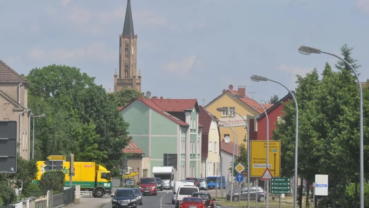 Tausende Autos und Lkw quälen sich jeden Tag auf der B96 durch Fürstenberg: Eine Ortsumfahrung soll Entlastung bringen. Doch der Streit um die Linienführung will nicht enden.
Fürstenberg 11.06.2021 B 96 B96 Ortsdurchfahrt Berliner Straße , Foto: Matthias Henke