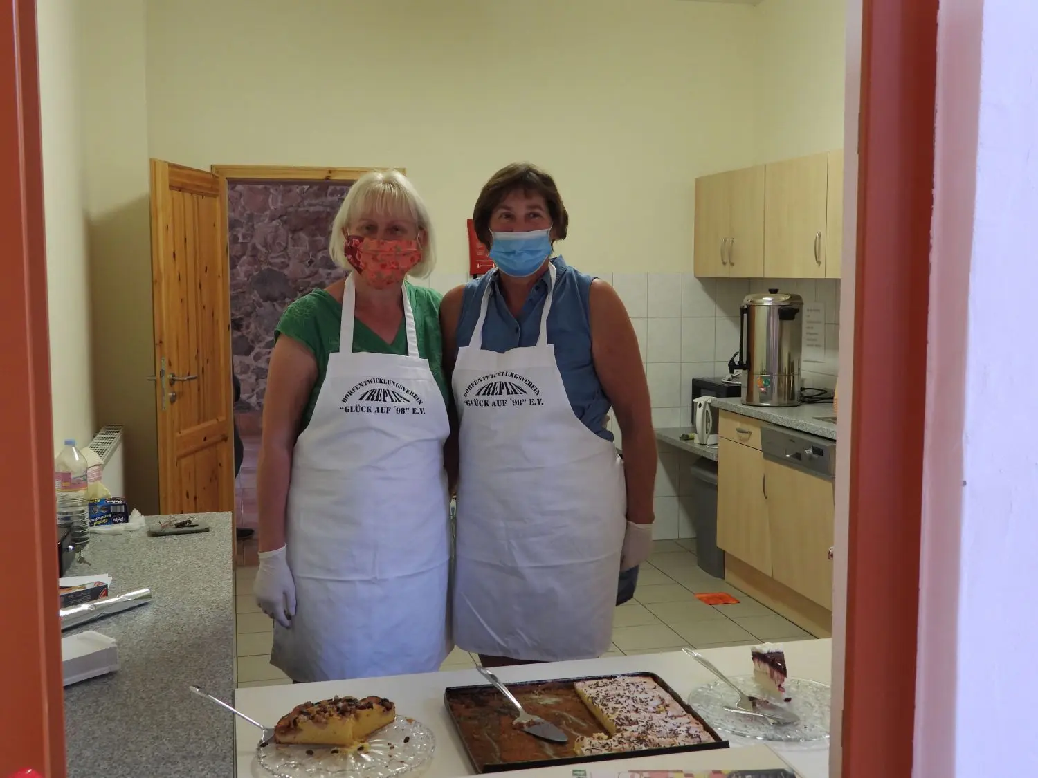 Kuchenfeen: Klara Jagosch (l.) und Dagmar Kanzki vom gastgebenden Dorfentwicklungsverein Treplin verwöhnten die Gäste.