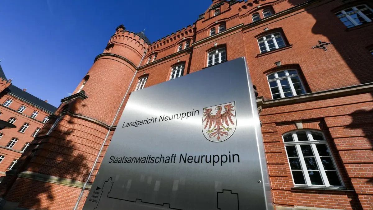 Nach dem Mord an einer 33-Jährigen in Fehrbellin, arbeitet die Staatsanwaltschaft Neuruppin daran, dass der verdächtige Ehemann aus der Türkei überführt wird.
ARCHIV - 04.09.2018, Brandenburg, Neuruppin: Das Landgericht und die Staatsanwaltschaft Neuruppin in der Feldmannstraße. (zu «Beginn Prozess gegen ehemaligen AfD-Landtagsabgeordneten wegen Steuerhinterziehung») Foto: Jens Kalaene/dpa-Zentralbild/dpa +++ dpa-Bildfunk +++